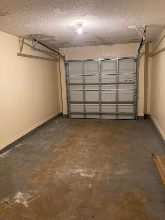 Building Photo - 695 Lloyd St