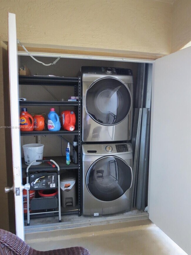 Building Photo - 140 SW 117th Ave