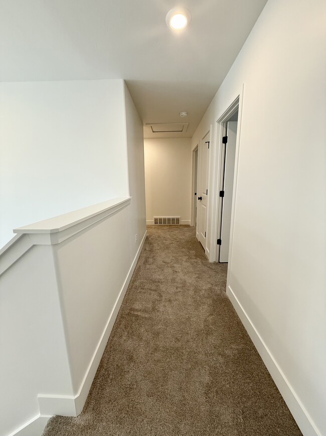 Building Photo - 564 1860 N