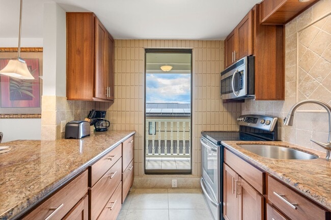 Building Photo - Lahaina Shores Fully Furnished One Bedroom
