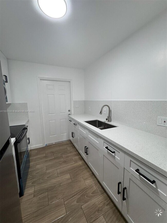 Building Photo - 3 bedroom in Hallandale FL 33009