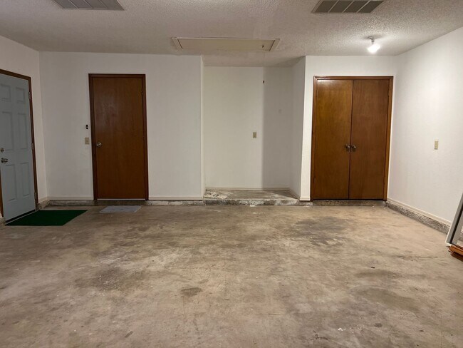Building Photo - Spacious 3 Bedroom