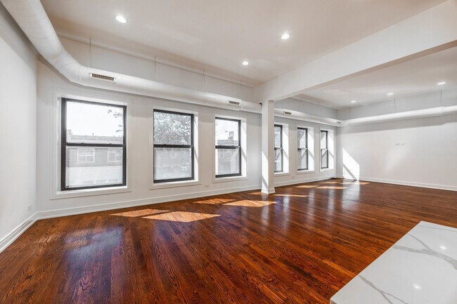 Building Photo - 2500 W Chicago Ave