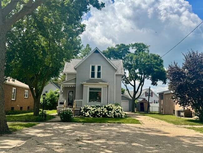 Primary Photo - 315 Broadway St