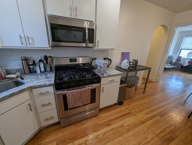 Building Photo - Spacious 1 BR - New Renovation Near the La...