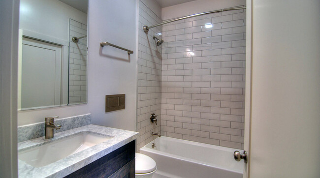 Building Photo - Renovated 2bed/1bath Apartment, Laundry in...