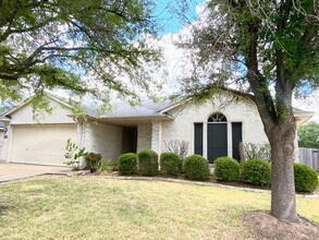 Building Photo - Awesome 3 Bed 2 Bath! Large Texas size home