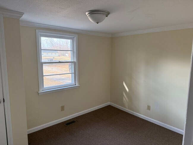 Building Photo - Quaint home located in City Limits