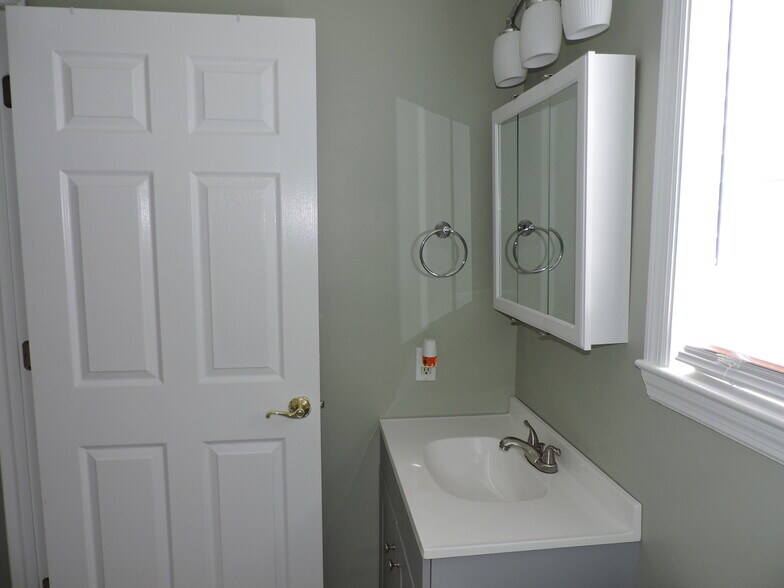 Building Photo - 5931 Pinetree Ave