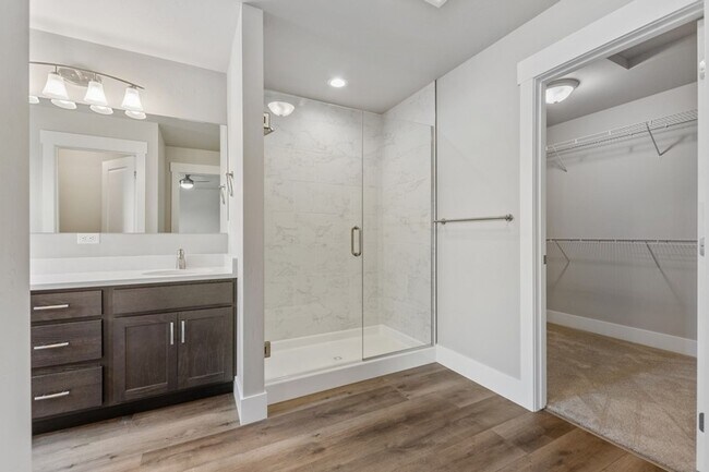 Building Photo - 3 bedroom, 2.5 bath townhome, minutes from...