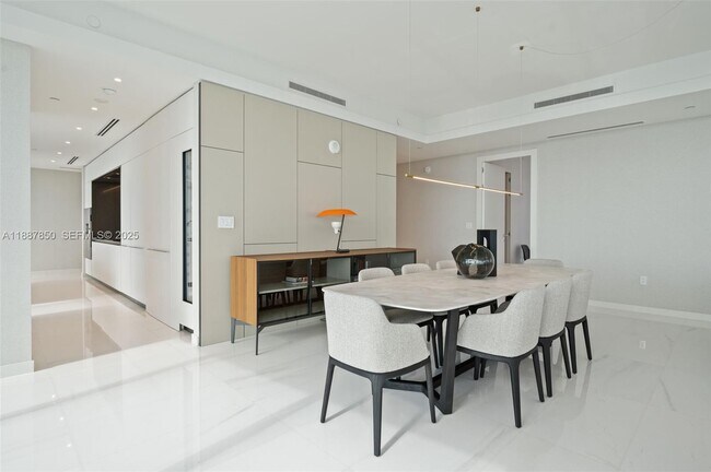 Building Photo - 300 Biscayne Blvd Way