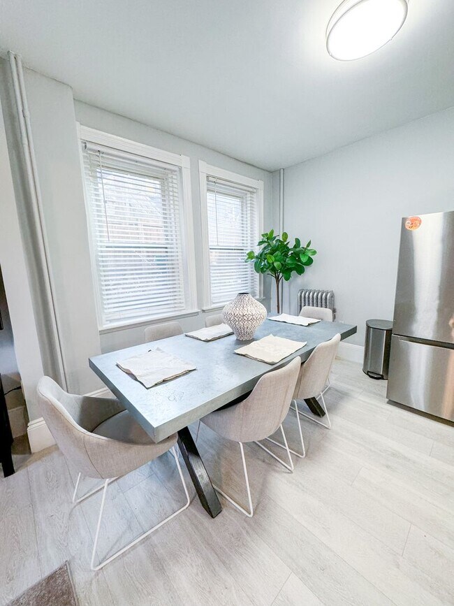 Building Photo - Amazing 3 bed 2 baths in Brookline.... MAY MOVE IN