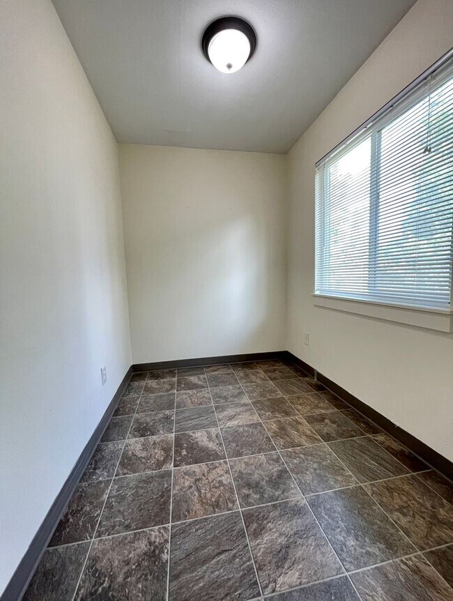 Building Photo - **FREE FIRST MONTH'S RENT** Montavilla 2 Bedroom Upstairs Apartment w/ A/C and Off Street Parking...