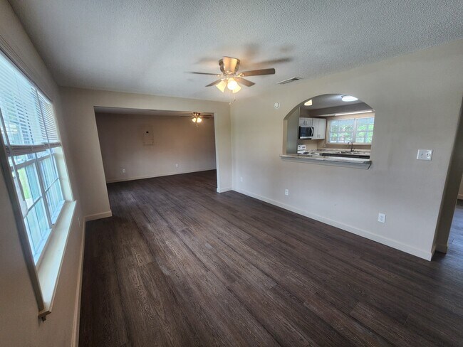 Building Photo - 535 Azalea St