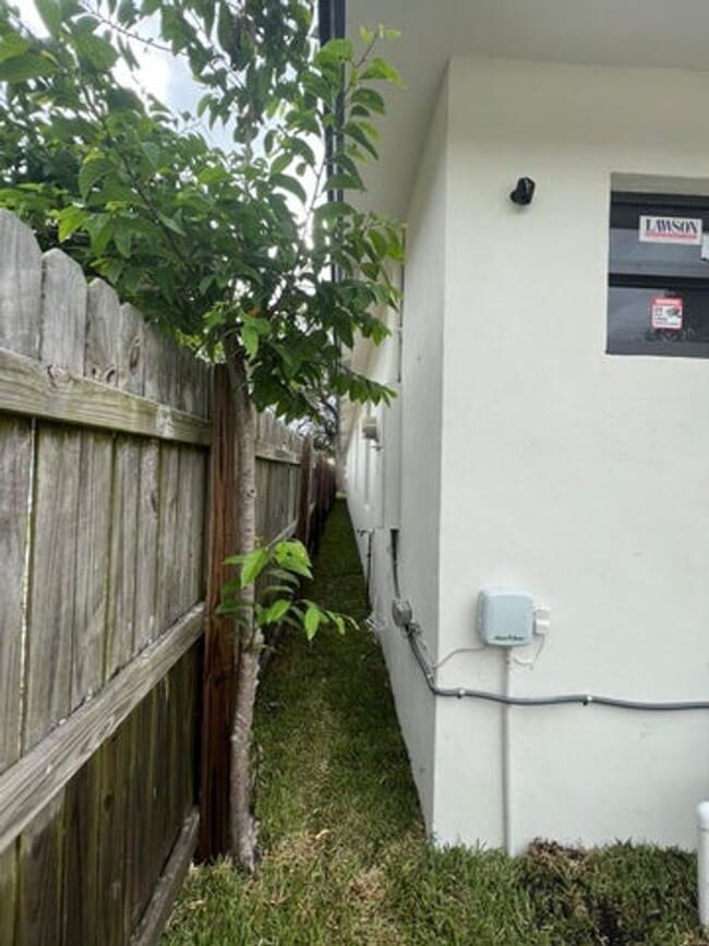 Building Photo - 227 N E St