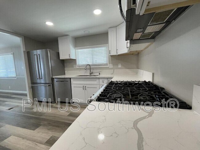 Building Photo - 738 Swan Dr