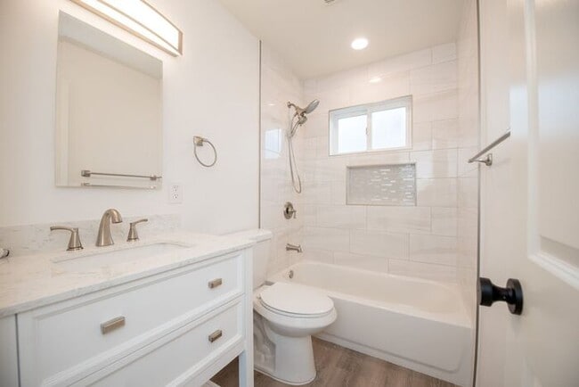 Building Photo - Downtown HB Remodled unit - 2 blocks from the sand