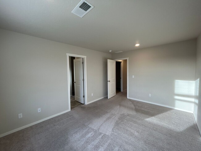 Building Photo - 3 Bedroom / 2.5 Bathroom Townhouse in NW R...
