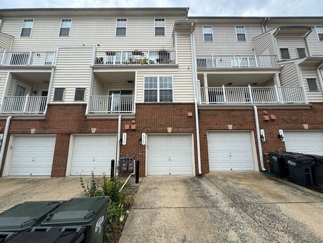 Building Photo - Fantastic 2 Bed 2.5 Bath Interior Townhome...