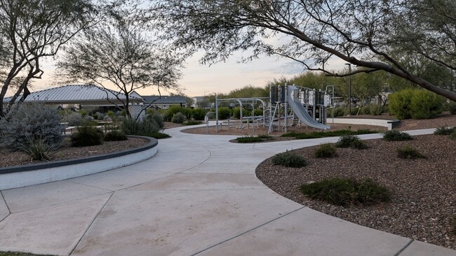 Building Photo - 4854 E Shady Glen Ave