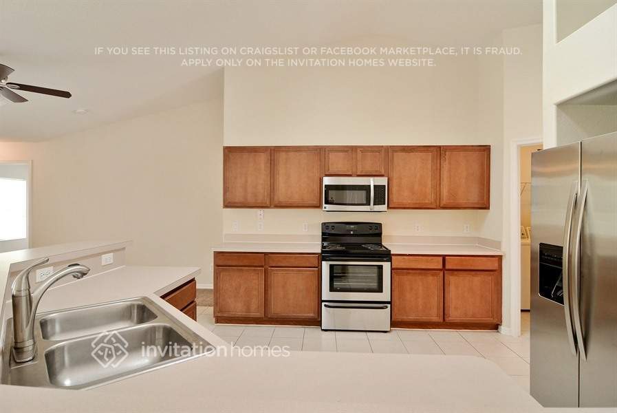 Building Photo - 2090 SW Capeador St