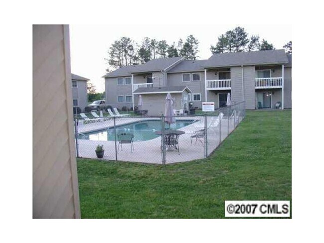 Building Photo - Pool View Condo Available!