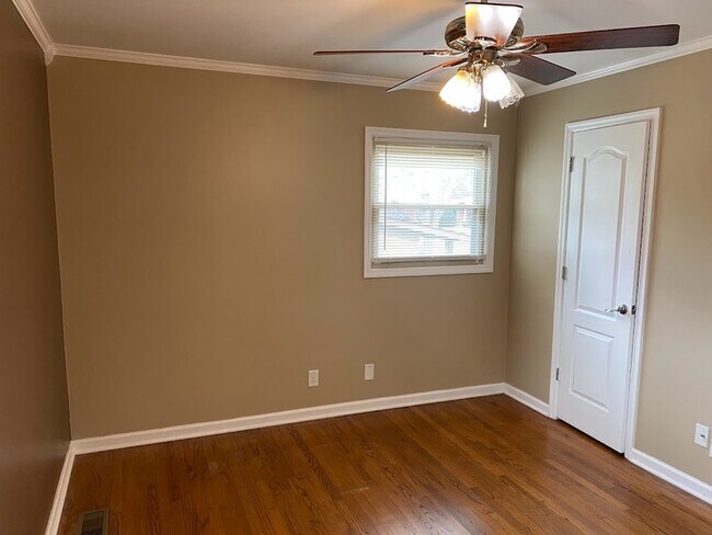 Building Photo - 2103 Chambers Dr NE