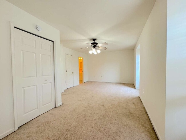 Building Photo - Inviting Townhome with Abundant Space & Co...
