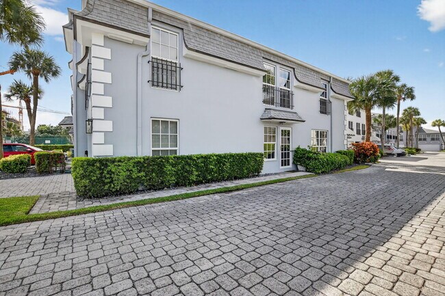 Building Photo - 1194 Hillsboro Mile