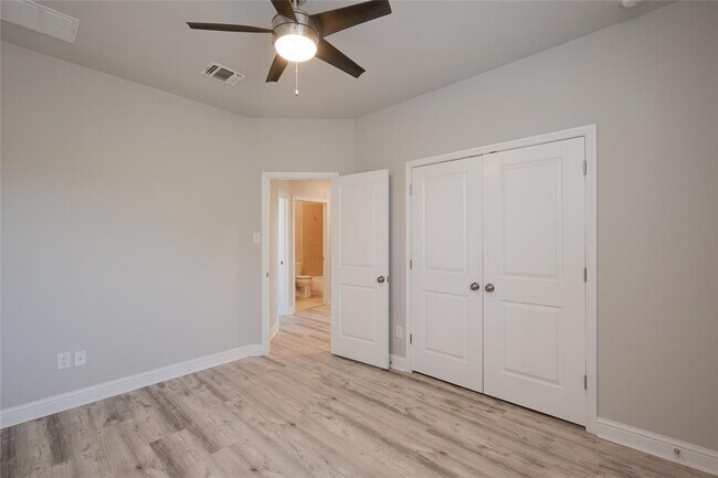 Building Photo - 5701 Cougar Dr