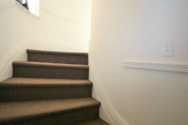 Building Photo - 3 Pine Terrace Rd