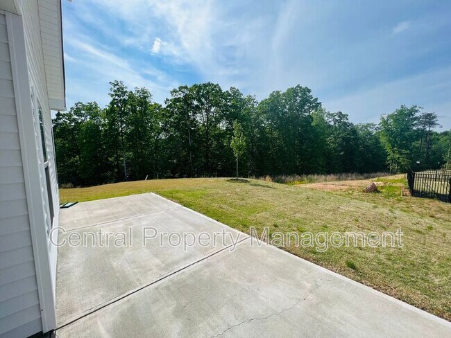 Building Photo - 102 Lariat Ct