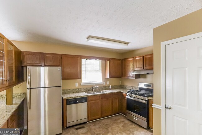 Building Photo - 595 Deering Dr