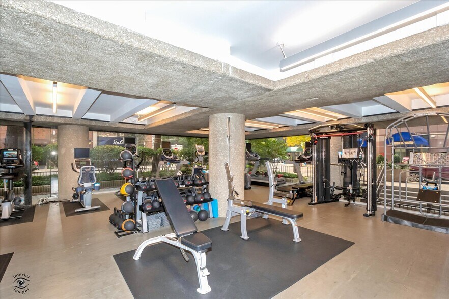 Building Photo - 200 E Delaware Pl