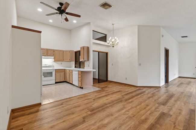 Building Photo - 6016 Pompano St