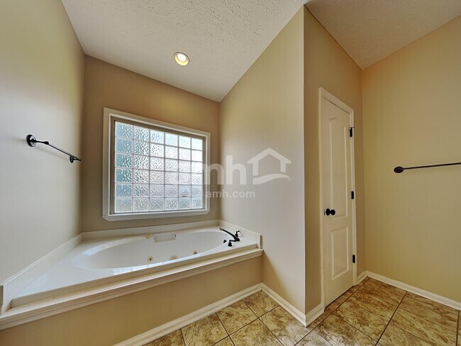 Building Photo - 210 Fox Hunt Ln