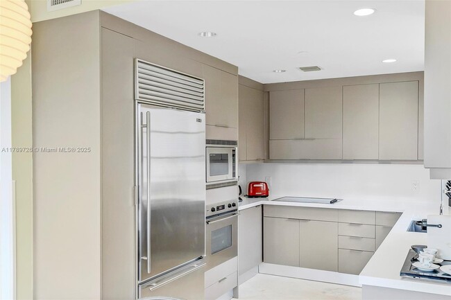 Building Photo - 19227 Fisher Island Dr