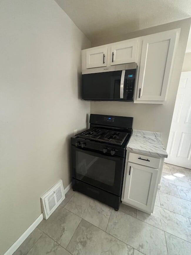 Building Photo - Charming 3 Bedroom 1 Bath Home on Eastside Of Lorain