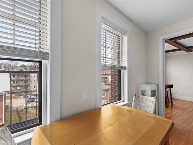 Building Photo - NICE 1 BEDROOM IN BRIGHTON ~ STAINLESS STEEL APPLIANCES, RECESSED LIGHTING