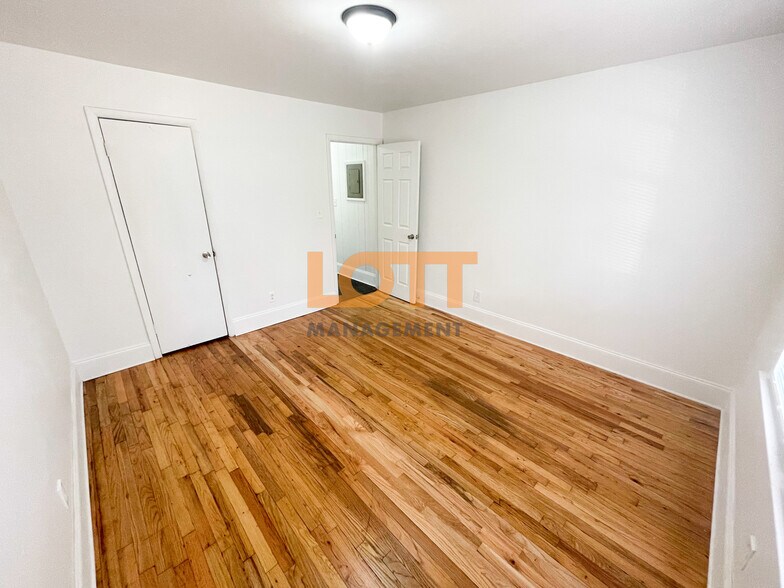 Building Photo - 205 King St