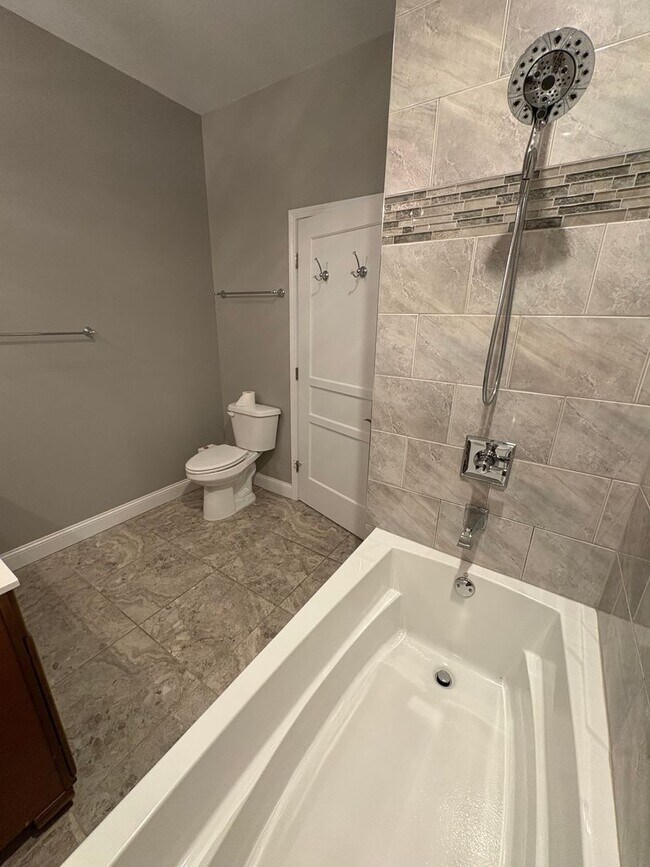 Building Photo - Welcome to your new home in the heart of S...