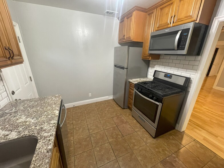 Kitchen 2 - 4844 Daisy St