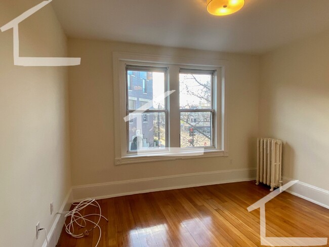 Building Photo - 8/1 Renovated 1BR plus office near Coolidg...