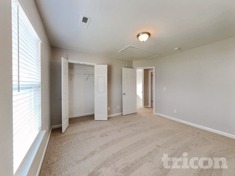 Building Photo - 2901 Quail Oak Dr