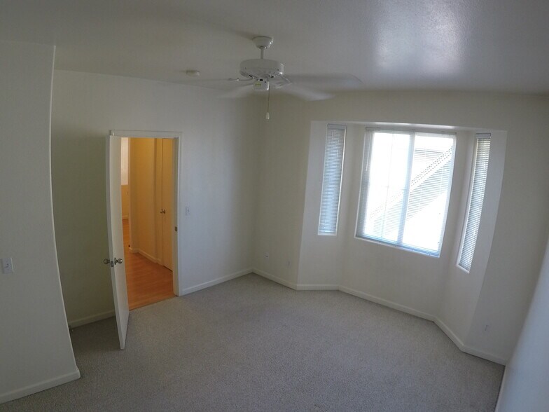 Building Photo - 425 8th St
