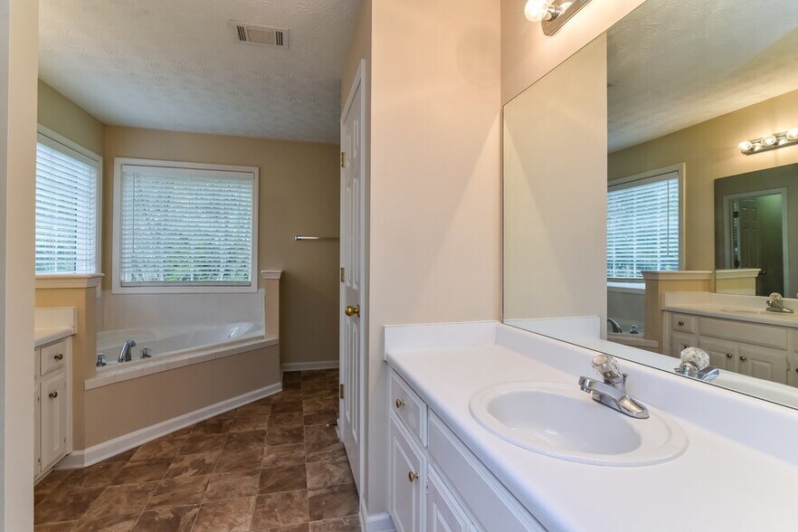 Building Photo - 3600 Biltmore Oaks Dr SE