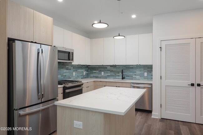 Building Photo - 6 West End Ct