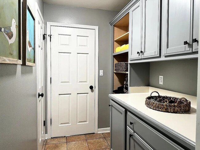 Building Photo - 340 Crescent Ln