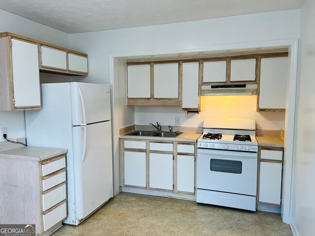 Building Photo - 42 Robinson St