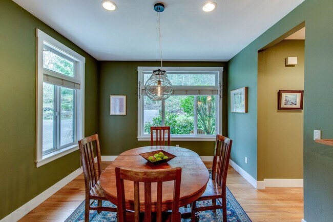 Building Photo - Beautiful Bainbridge Home